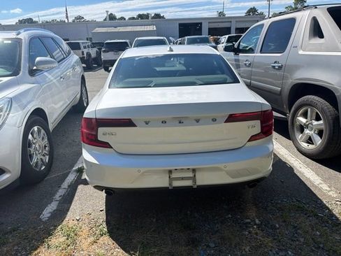 Used 2018 Volvo S90 T5 Momentum w/ Convenience Package FWD image 5