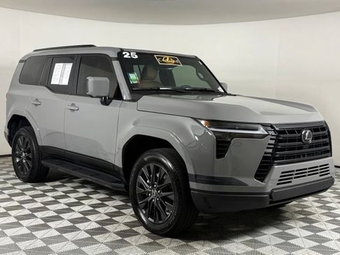 Used 2025 Lexus GX 550 w/ Accessory Package (2T) AWD/4WD image 11