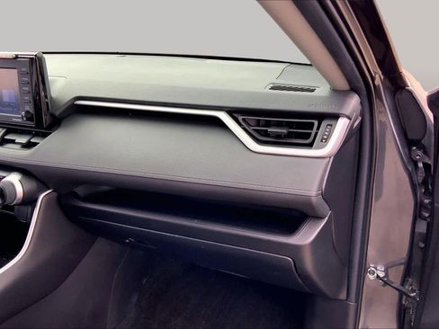 Used 2022 Toyota RAV4 LE FWD image 18