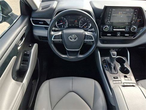 Certified 2022 Toyota Highlander XLE image 11