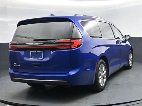 Used 2021 Chrysler Pacifica Touring-L image 10