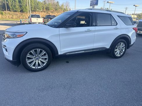 Used 2022 Ford Explorer Limited w/ Equipment Group 301A RWD image 3