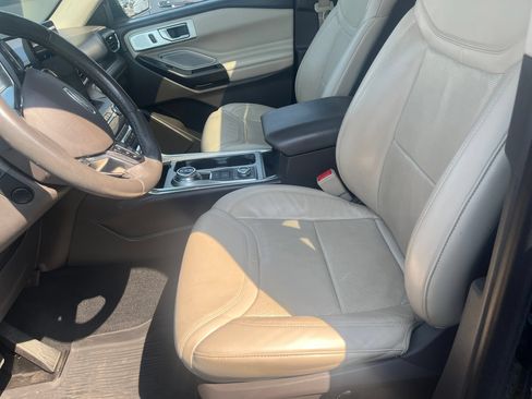 Used 2020 Ford Explorer Platinum w/ Premium Technology Package AWD/4WD image 7