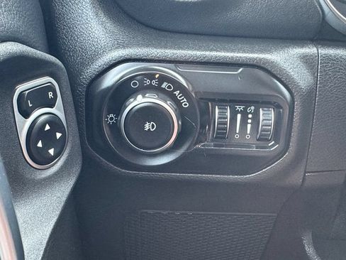 Used 2020 Jeep Wrangler Unlimited Sahara AWD/4WD image 29