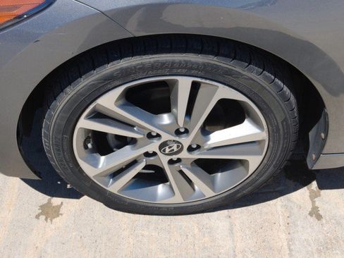 Used 2017 Hyundai Elantra Limited FWD image 11