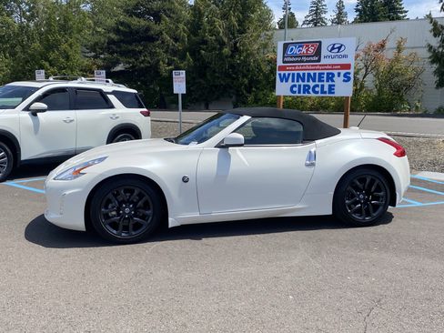 Used 2016 Nissan 370Z Roadster image 2