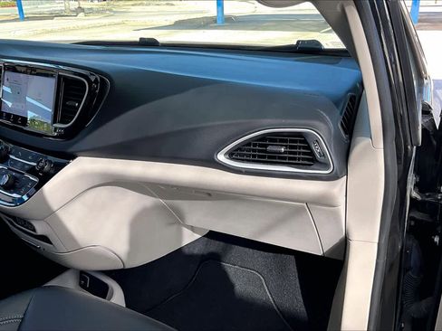 Used 2023 Chrysler Pacifica Touring-L image 18