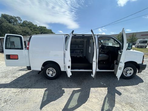 Used 2017 Chevrolet Express 2500 RWD image 12
