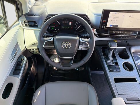 Used 2025 Toyota Sienna XLE w/ XLE Plus Package FWD image 16