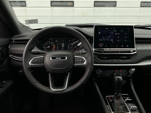 Used 2025 Jeep Compass Trailhawk image 13