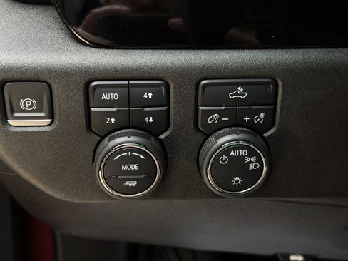 Used 2023 Chevrolet Silverado 1500 LT AWD/4WD image 25