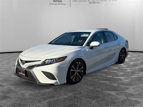 Used 2018 Toyota Camry SE image 1