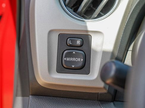 Used 2009 Pontiac Vibe w/ Preferred Package image 31