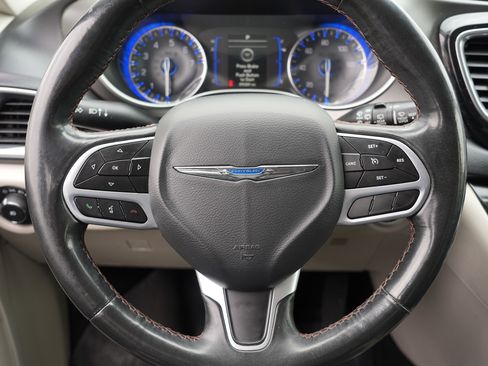 Used 2020 Chrysler Pacifica Touring-L FWD image 22
