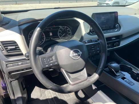 Used 2025 Nissan Rogue SV image 30