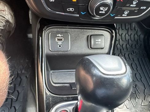 Used 2019 Jeep Compass Latitude FWD image 40
