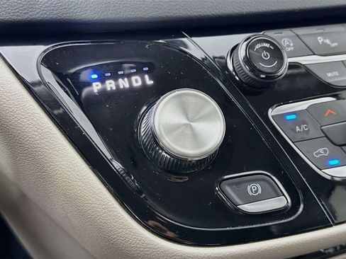 Used 2024 Chrysler Pacifica Touring-L FWD image 17