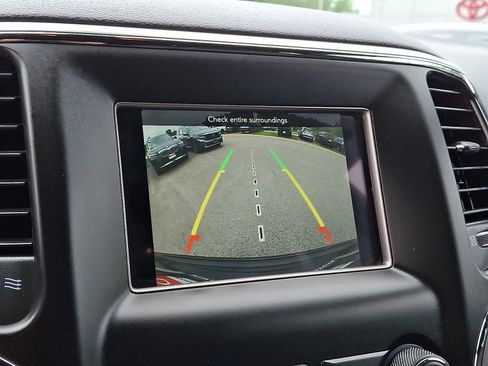Used 2019 Jeep Grand Cherokee Laredo AWD/4WD image 20