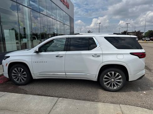 Used 2023 Chevrolet Traverse Premier FWD image 5