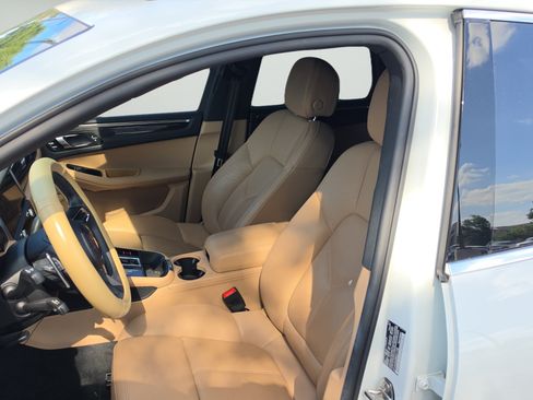 Used 2024 Porsche Macan AWD/4WD image 9
