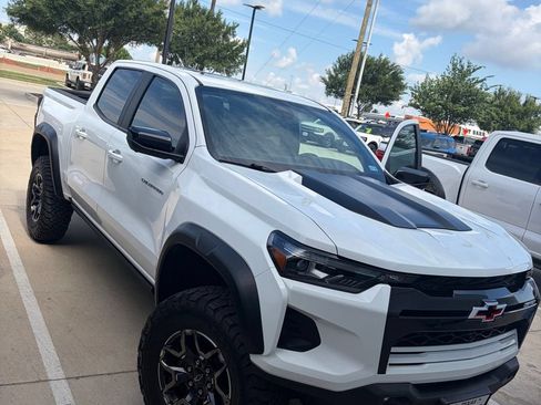 Used 2024 Chevrolet Colorado ZR2 w/ Technology Package AWD/4WD image 2