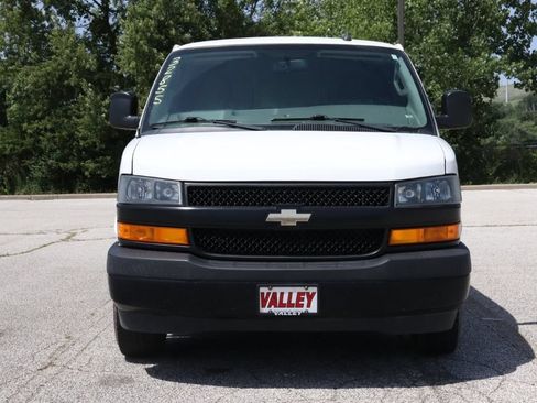 Used 2018 Chevrolet Express 3500 Extended w/ Driver Convenience Package RWD image 3
