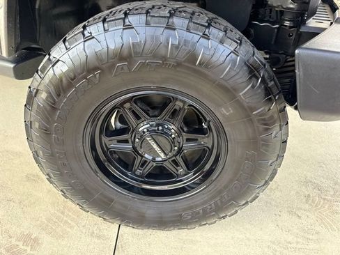 Used 2018 Jeep Wrangler Unlimited Sahara w/ Connectivity Group AWD/4WD image 31