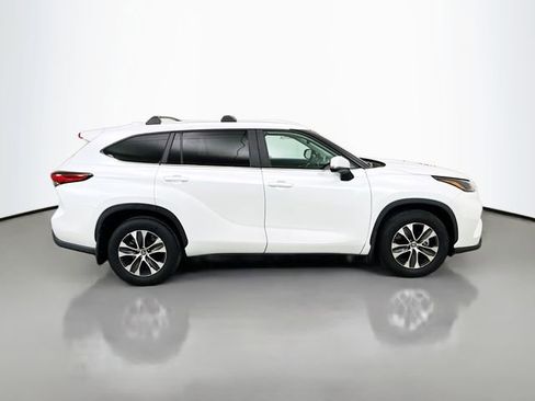 Used 2023 Toyota Highlander XLE AWD/4WD image 8