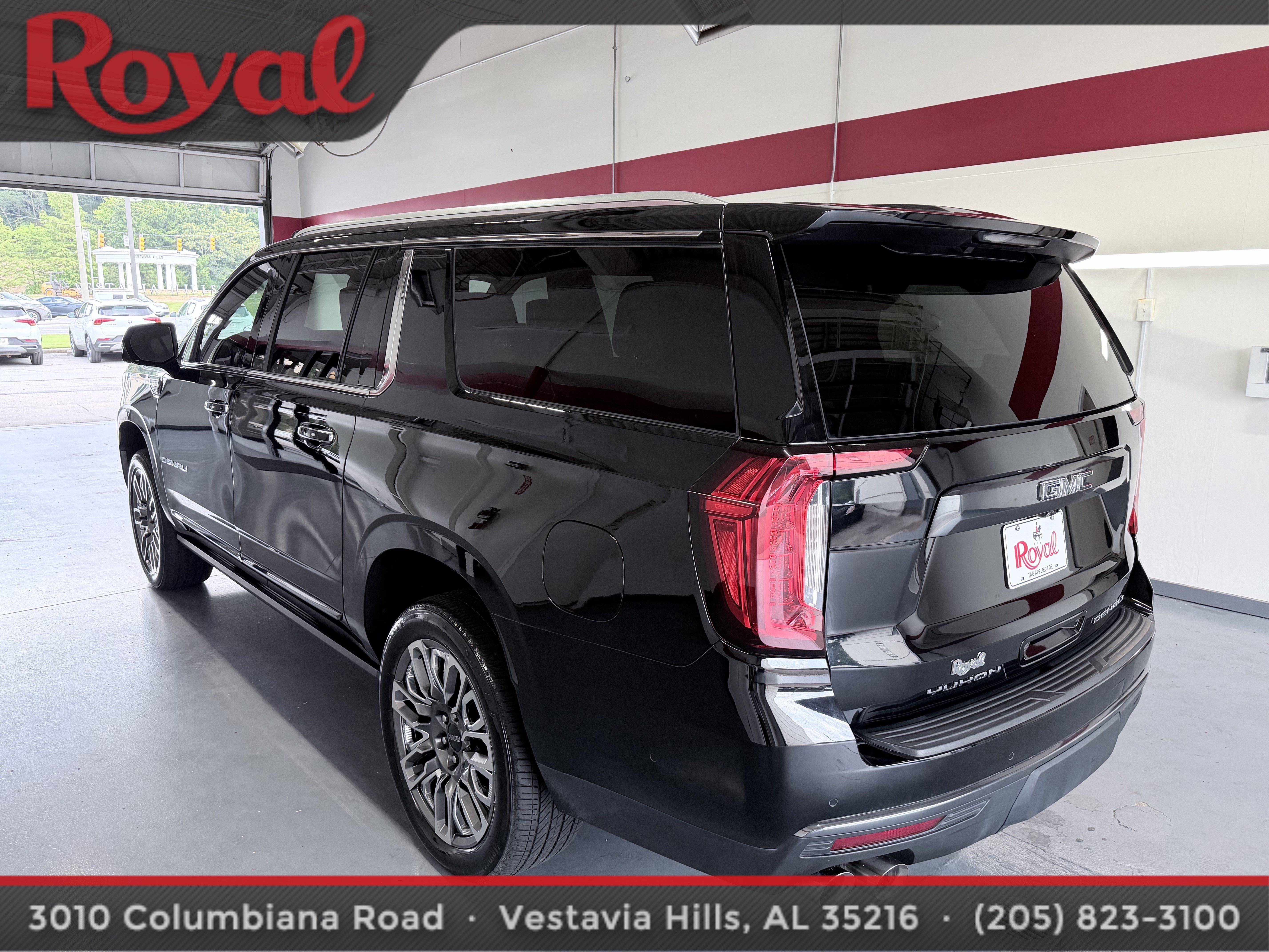 Used 2023 GMC Yukon XL Denali Ultimate AWD/4WD image 6