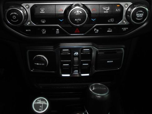 Certified 2021 Jeep Gladiator Overland AWD/4WD image 15