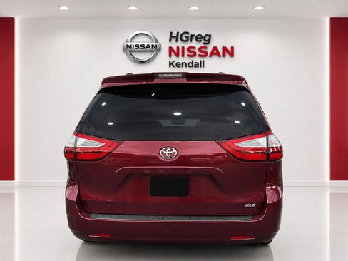 Used 2018 Toyota Sienna XLE w/ XLE Navigation Package FWD image 6