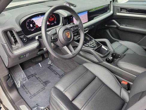 Certified 2024 Porsche Cayenne Coupe AWD/4WD image 4