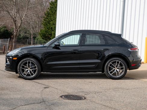 Certified 2025 Porsche Macan AWD/4WD image 2