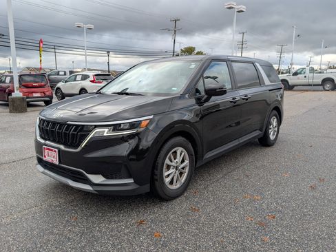 Used 2024 Kia Carnival LX image 7