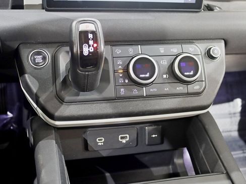 Used 2020 Land Rover Defender 110 SE image 27