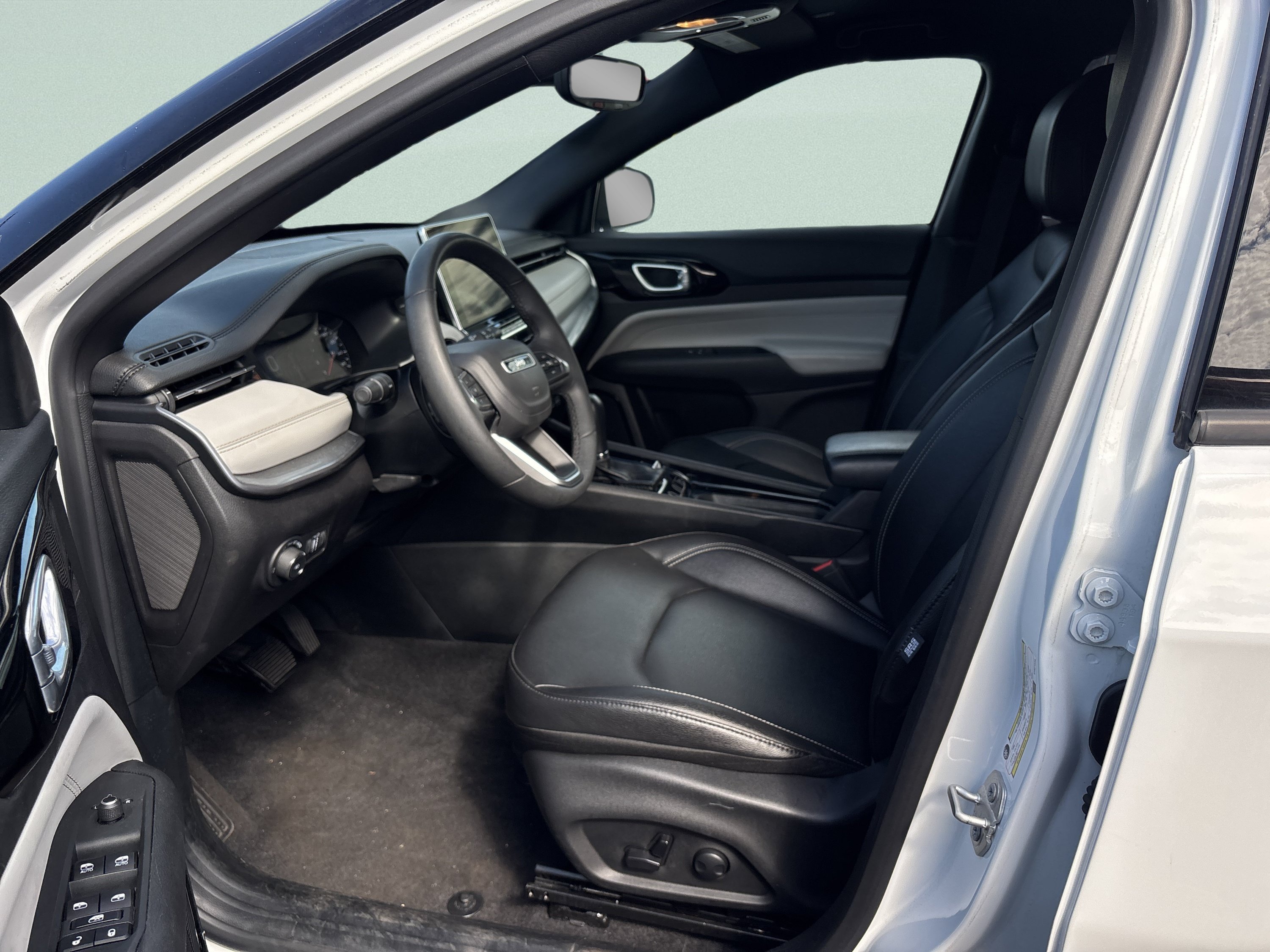 Used 2025 Jeep Compass Limited AWD/4WD image 10