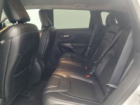 Used 2019 Jeep Cherokee Latitude Plus FWD image 18