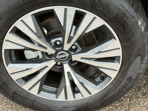 Used 2023 Nissan Rogue SV image 42