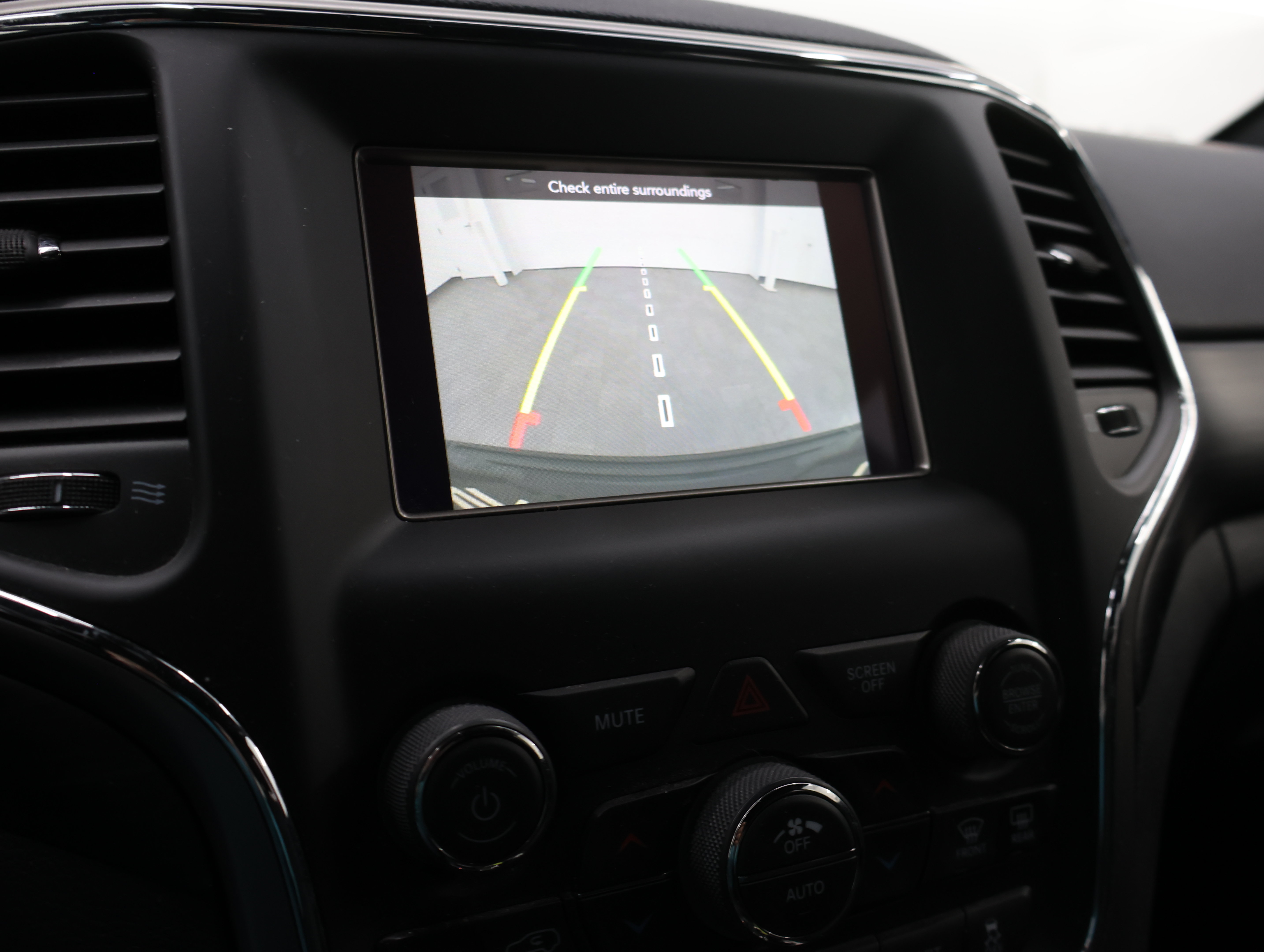 Used 2021 Jeep Grand Cherokee Laredo AWD/4WD image 16