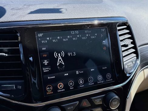 Used 2020 Jeep Grand Cherokee Limited AWD/4WD image 15