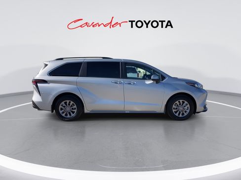 Certified 2025 Toyota Sienna XLE image 9