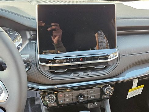 New 2026 Jeep Compass Latitude image 17