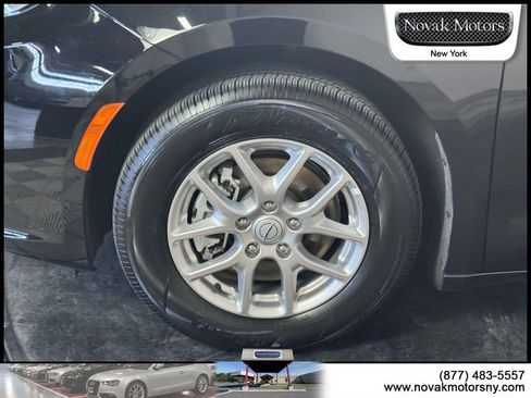 Used 2025 Chrysler Pacifica Select image 9