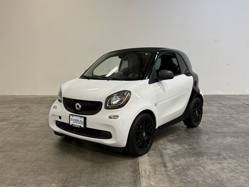 Used 2017 smart fortwo pure RWD image 4