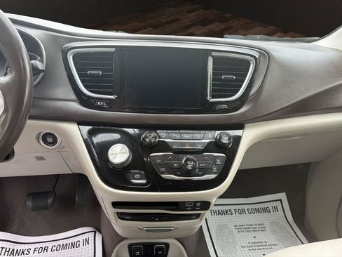Used 2018 Chrysler Pacifica Touring-L Plus FWD image 14