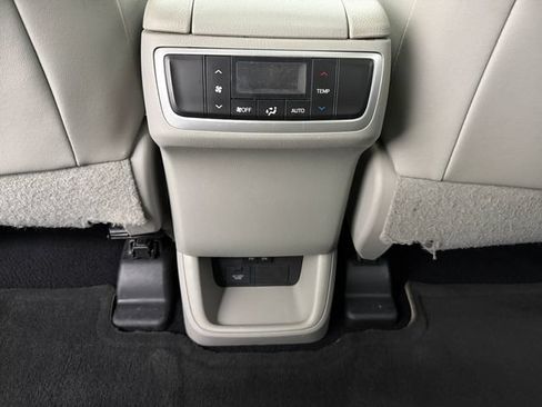 Used 2019 Toyota Highlander XLE FWD image 32