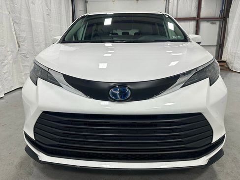 Used 2025 Toyota Sienna LE image 2