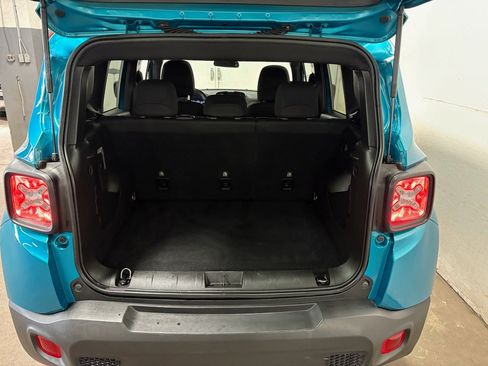 Used 2021 Jeep Renegade Latitude image 9