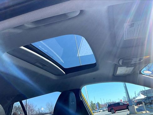 Used 2024 Chevrolet Trax ACTIV w/ Sunroof Package image 17