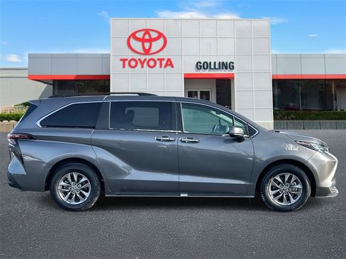 Used 2024 Toyota Sienna XLE image 6